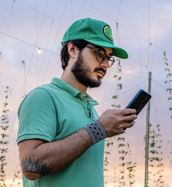 Homem segurando um celular