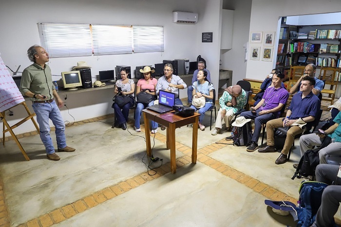 Comitiva em visita a propriedade