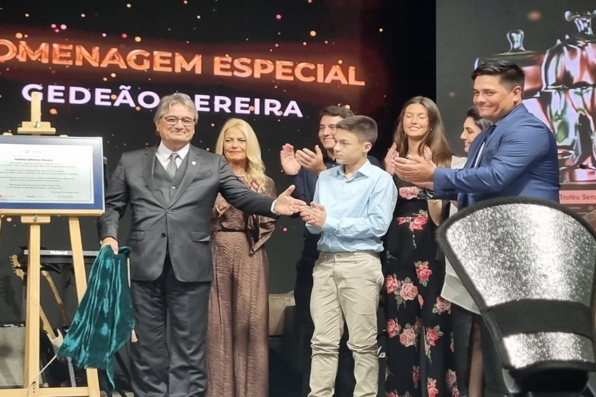 Presidente da Farsul, Gedeão Pereira recebeu homenagem especial. Foto: Divulgação CNA