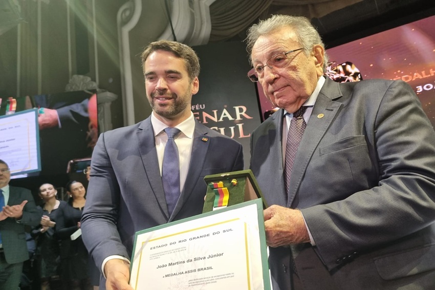 João Martins recebe a Medalha Assis Brasil do governador Eduardo Leite. Foto: Divulgação CNA