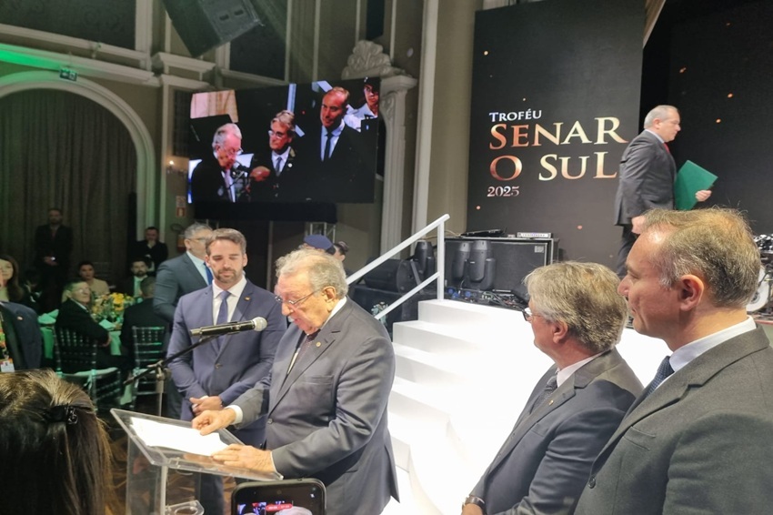 João Martins em discurso durante homenagem. Foto: Divulgação CNA