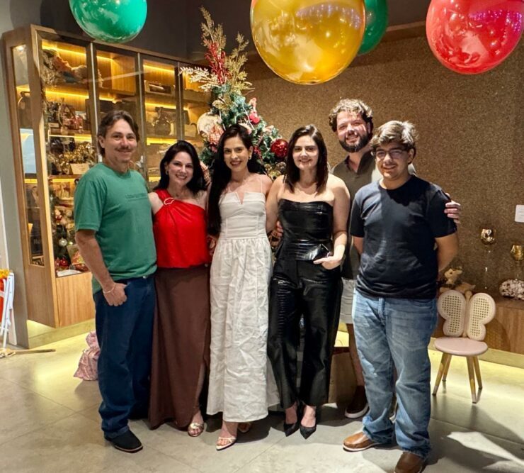 Produtora Lígia Ganacin (de blusa vermelha), de Juranda, e família