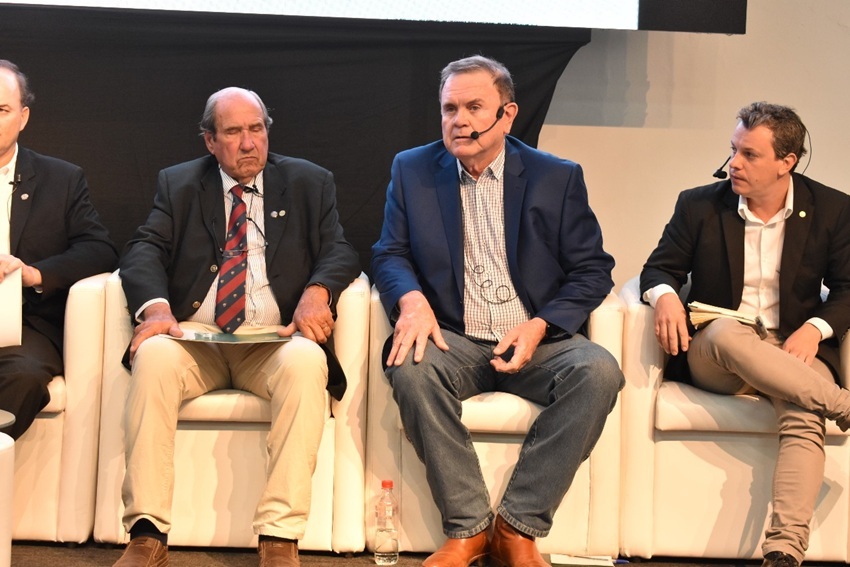 Felipe Spaniol, coordenador de Inteligência Comercial e Defesa de Interesses da CNA (primeiro da direita para a esquerda) fala sobre o novo status sanitário do Brasil.